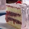 Bolo de frutas vermelhas com marshmallow
