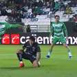 Ídolo da torcida do Cruzeiro leva chute no rosto e cai desacordado; veja vídeo