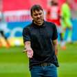 Calendário e gramados na mira: Coudet Critica Condições no Futebol Brasileiro Após Vitória do Inter por 1×0.