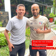 Campeão com Lucas no São Paulo, Osvaldo visita CT da Barra Funda e revê ex-colega de ataque