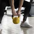 Treino com kettlebell para fortalecer o core