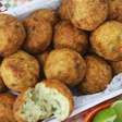 Bolinho de bacalhau um salgado frito de lanchonete para você fazer na sua casa