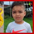 Criança esconde alimentos na mochila para entregar ao amigo de classe