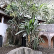 Abandonada desde 2009, mansão de Clodovil, em Ubatuba, pode ser demolida