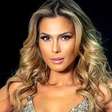 Lívia Andrade exibe curvas esculturais em cenário paradisíaco