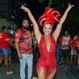 Viviane Araujo destaca pernas definidas em maiô vermelho com decote no 1º ensaio de rua do Carnaval 2024