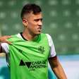 De volta ao Vitória? Meia negocia possível retorno a Toca do Leão
