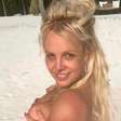 Aos 42 anos, Britney Spears posa nua em praia