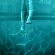 Trailer revela piscina assombrada do novo terror da produtora de "Halloween"