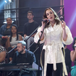 Filha de Faustão, Lara estreia como cantora em programa de TV