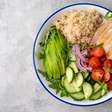 5 saladas ricas em proteínas para começar a semana