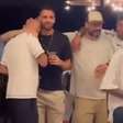 Fábio Santos se emociona e é consolado por 'ombro amigo' de Renato Augusto em festa de despedida