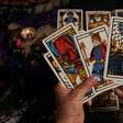 "Caso do acaso": afinal, quais cartas do tarô revelam a chegada de um novo amor?