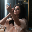 "Eu não queria tornar Elvis vilão": Sofia Coppola rebate críticas sobre ter sido "superficial" em cinebiografia de Priscilla Presley