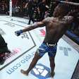 Israel Adesanya relembra nocaute e debocha de Alex Poatan nas redes sociais