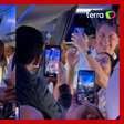 Com festa de passageiros, Bolsonaro e Michelle embarcam rumo à posse de Milei na Argentina