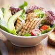 4 saladas proteicas para o almoço
