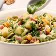 Salada de macarrão ao pesto: receita saudável e refrescante
