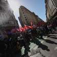 Argentinos protestam contra plano de austeridade; Milei monitora atos