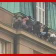 Atirador deixa mortos e feridos em faculdade de Praga; estudantes se protegem no alto de prédio