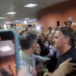 Bolsonaro é recebido por apoiadores no aeroporto de Maceió