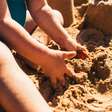 Os cuidados essenciais com as crianças na areia