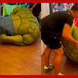 Hulk assusta crianças ao tropeçar e cair em festa infantil no RJ