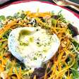 Salada verde com burrata e molho: delícia leve e saudável