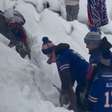 Neve 'invade' arquibancadas de estádio e torcedores tentam tirar com as mãos; assista