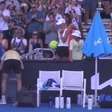 Draper vence batalha, passa mal e vomita em quadra no Australian Open