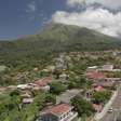 Brasileira conta como é subir um vulcão ativo no Caribe