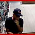 Homem acalma vendedora ao assaltar loja em shopping de Pernambuco: 'Sou profissional na área'