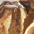 Bolo mármore com calda de chocolate