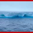 Maior iceberg do mundo é flagrado à deriva no oceano Antártico