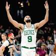 Celtics e Mavericks conseguem viradas gigantes, Knicks segue quente e Jokic vence batalha de MVPs; veja o resumo de segunda da NBA