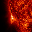 Grandes arcos de plasma brilham em nova foto do Sol após explosão