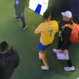 Irritado, Cristiano Ronaldo esfrega bandeira de time de Neymar nas partes íntimas