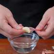Como tirar casca de alho (sem deixar cheiro na mão)?
