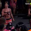 Scheila Carvalho dança 'Perna Bamba' atrás de trio em Salvador