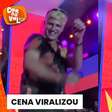 Prefeito do Recife, João Campos arrisca passinho ao subir em palco durante show de carnaval