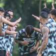 Damián Suárez recebe 'batismo' de companheiros do Botafogo