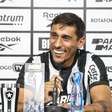 Botafogo apresenta lateral uruguaio Damián Suárez