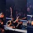 Madonna é derrubada por bailarino, fica de pernas para o ar e ri da situação; veja