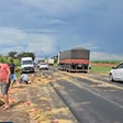 Rodovia fica coberta de macarrão após carga cair de caminhão