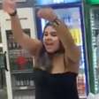 Mulher chama frequentadores de supermercado de "negrada" e é presa por injúria racial; veja o vídeo