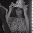 Beyoncé faz história como primeira mulher negra a liderar parada de country dos EUA; confira