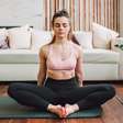 4 posturas de yoga para aliviar as dores do período menstrual