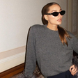 Sasha chama atenção com suéter cinza de plumas de R$ 18,5 mil