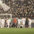 Jogador do Bordeaux é levado a hospital e está em coma induzido após choque de cabeça