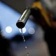 Petróleo sobe mais de US$ 1 com possíveis interrupções no transporte